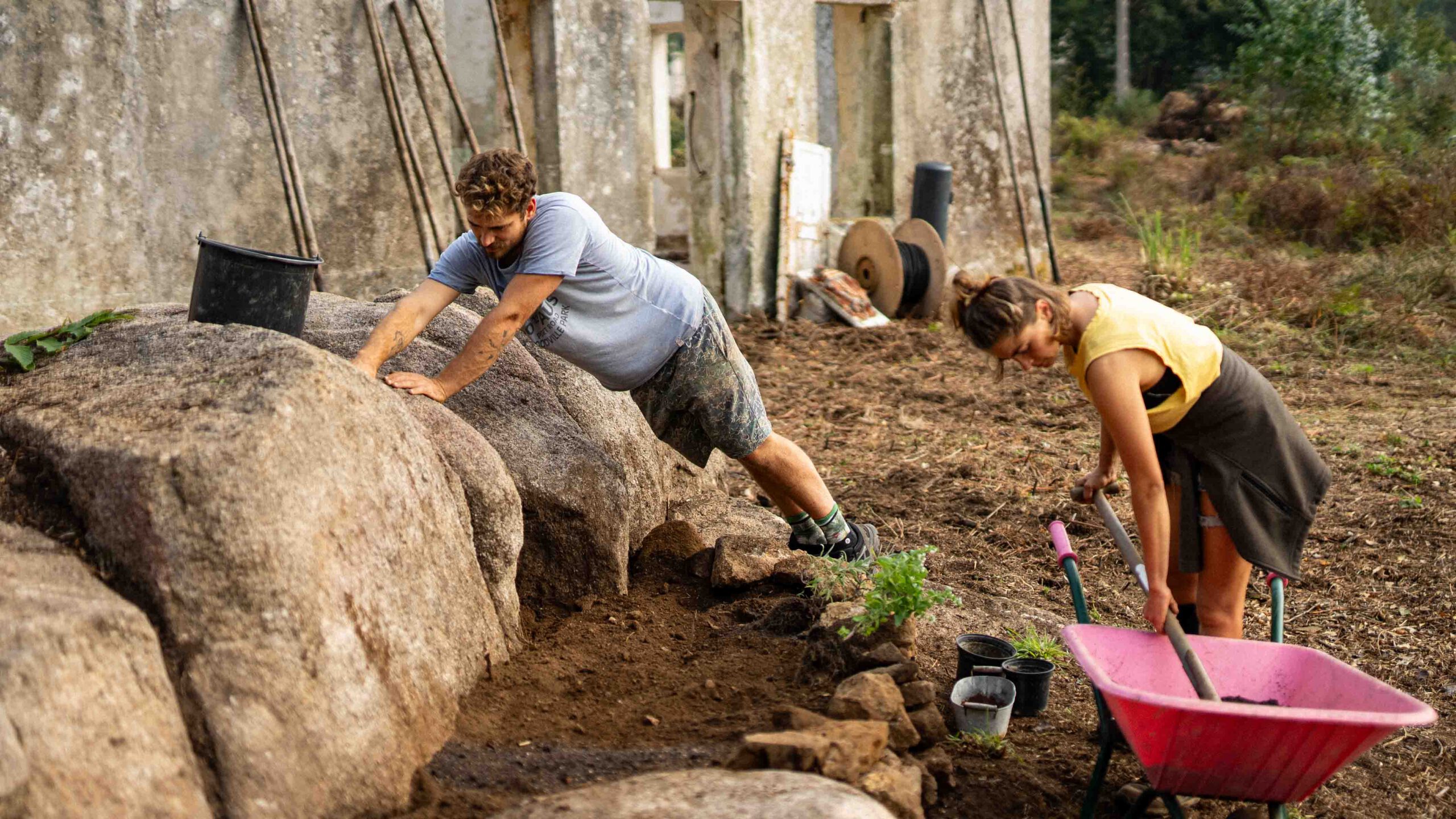 This Picture shows Tim and Elli gardening at Granxa Galicia